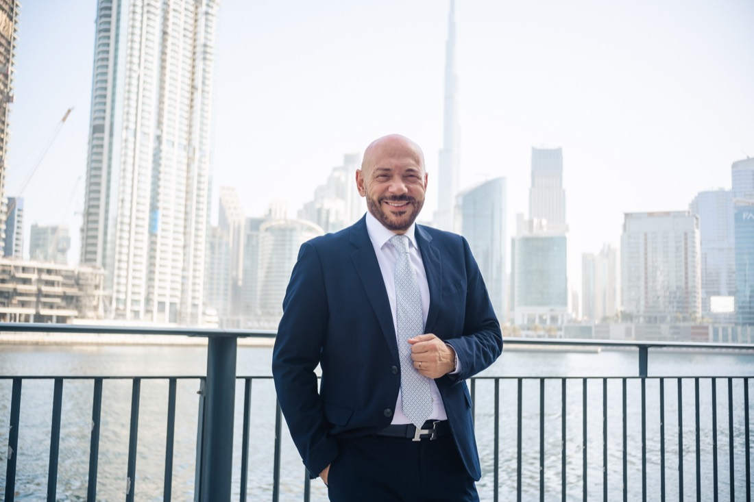 Consulente Daniele Pescara con lo skyline di Dubai